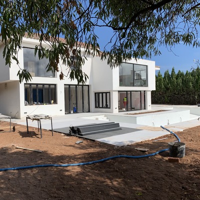 Instalación eléctrica y de telecomunicaciones completa en chalet.