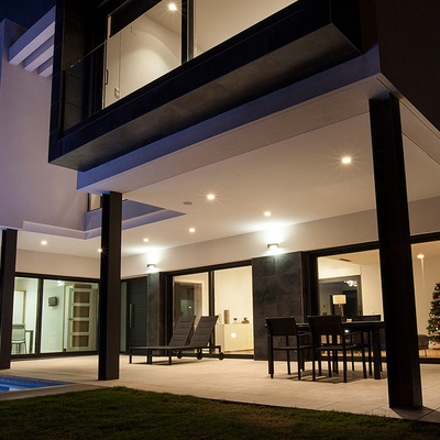 Exterior vivienda diseño piscina