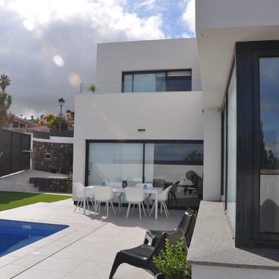 Exteriores, solarium y piscina