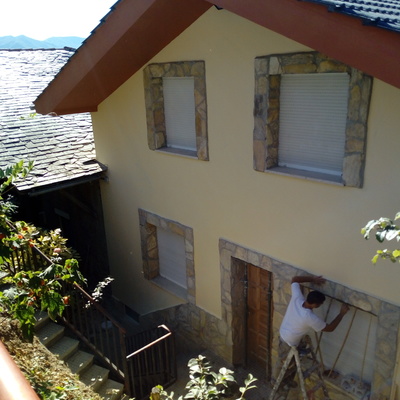 Fachada con guarniciones y zócalos en piedra "Italia"
