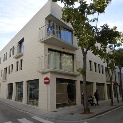 Edificio plurifamiliar con garaje comunitario y locales comerciales, situado en Sabadell