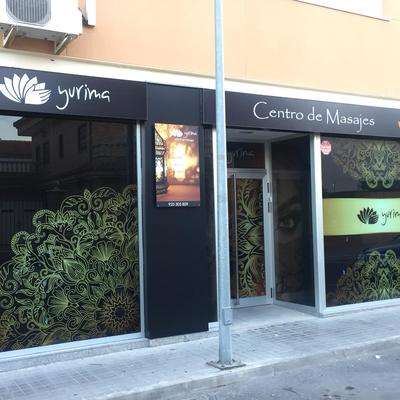 Fachada del local, después de la intervención