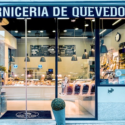 Fachada. Entrada al comercio.