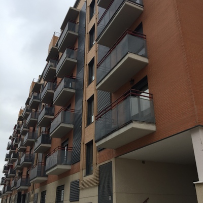 Fachada exterior con terrazas