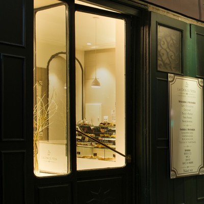 Fachada iluminada Cafetería/Pastelería La Dolce Vita