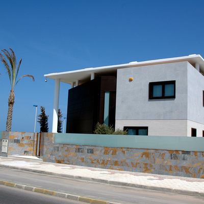 Fachada Oeste. Acceso Vivienda.