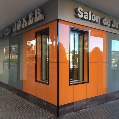 Fachada para local de cristal en colores