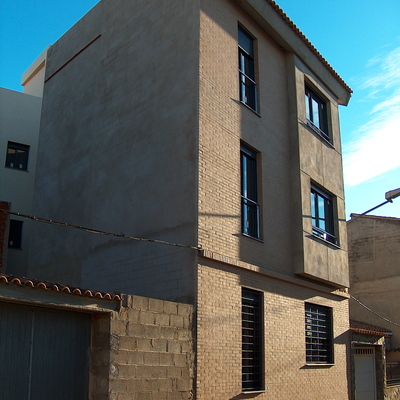 Edificio de 6 viviendas, local y trasteros en Benisanó.