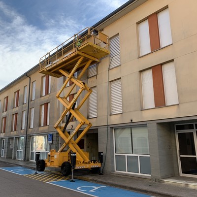 Pintura exterior. con máquina elevadora