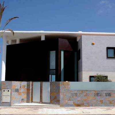 Fachada principal. Acceso a vivienda.