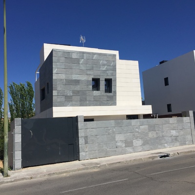 Fachada principal casi terminada