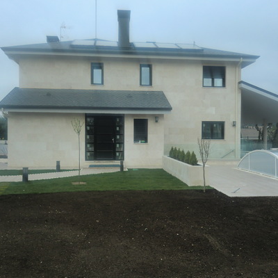 Fachada principal, jardín y cubrición de piscina