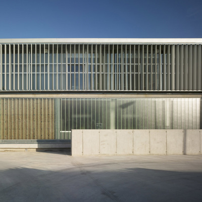 Fachada principal: Las lamas motorizadas filtran la radiación solar incidente en los despachos