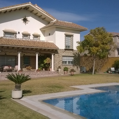 Fachada principal y piscina.