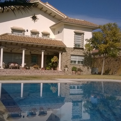 Fachada principal y piscina.