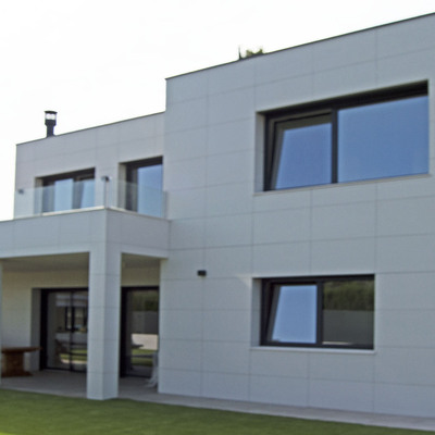 Vivienda unifamiiar aislada, energéticamente autosuficiente en el Maresme.