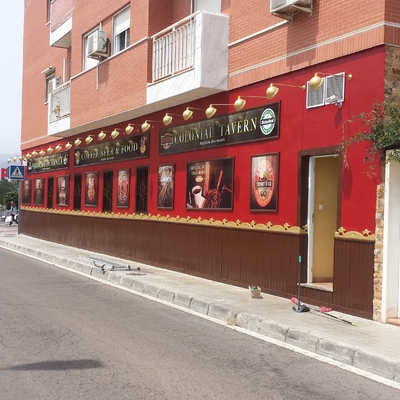Pintura de fachada, madera de zócalo, rejas, marcos y moldura de madera, Almería