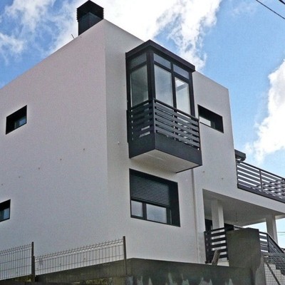 Fachadas principal y lateral