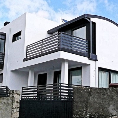 Fachadas principal y lateral