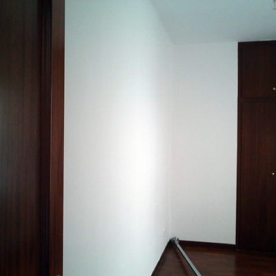 Paredes de habitación ya sin gotelé y pintadas