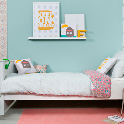 Pared azul y rombos en habitación