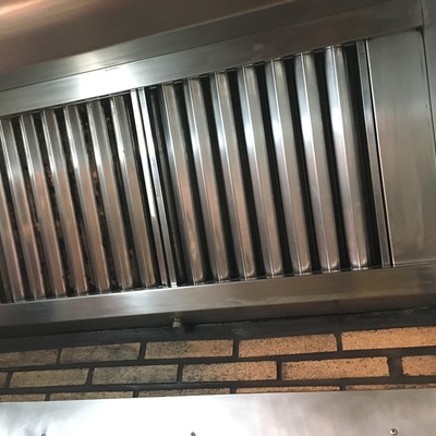 Limpieza campana extractor de chimenea en una sociedad gastronómica