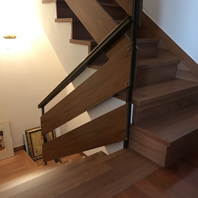 Forrado de escalera con laminado en Jatoba