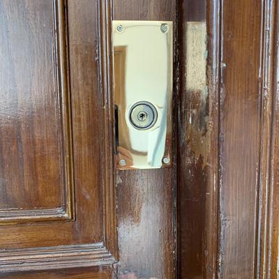 Antes y después de instalación de cerradura después de un robo