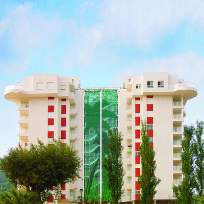 Diseño y producción de decoración de fachada de edificio.