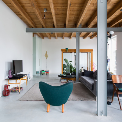 Salón con estructura metálica