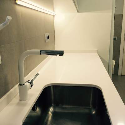 fregadera bajo encimera y griferia blanca caño extraible