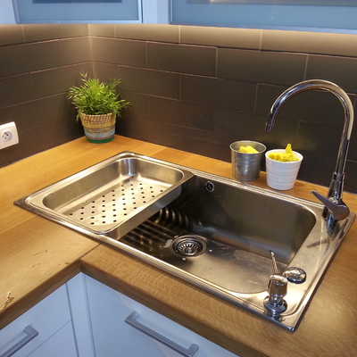 FREGADERO AMPLIO CON FONDO ESPECIAL Y GRIFO DE CAÑO ALGO CON DOSIFICADOR DE JABON