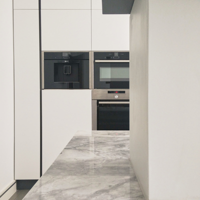 frente alto de hornos y cafetera