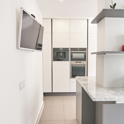 Frente de hornos y cafetera, acceso al office