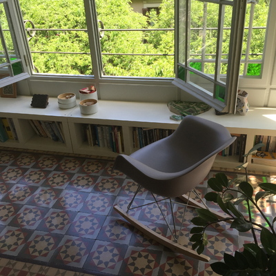 Galería con pavimento hidráulico recuperado.