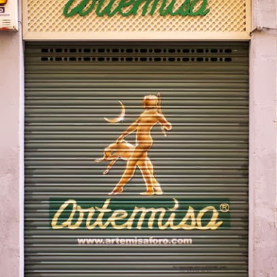 GRAFITIS EN CIERRE DE COMERCIOS (rotulación en persianas)