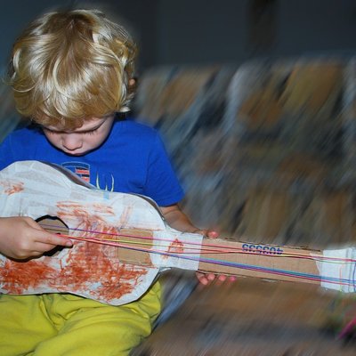 Guitarra de cartón