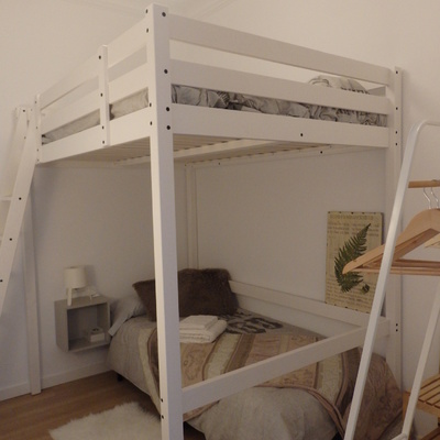 habitación cama alta