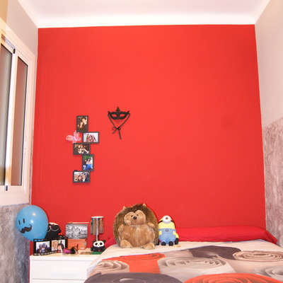 Habitación con combinados de rojo y grises