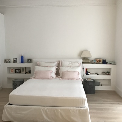 Habitación con suelo de parquet  y cabezal de pladul