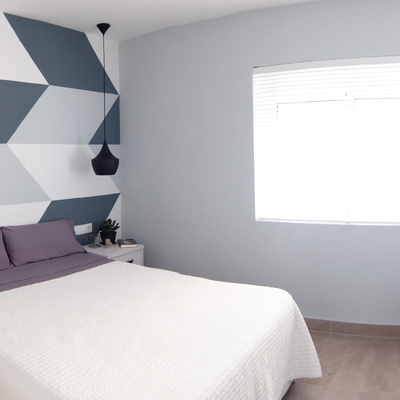 Habitación geométrica con cama de matrimonio