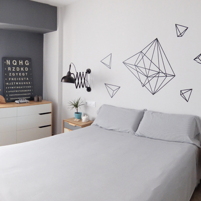 Habitación retro en tonos blanco y gris