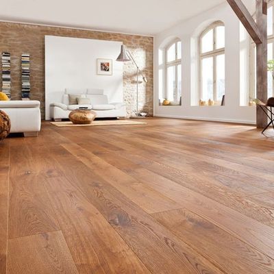 salón con suelo de madera