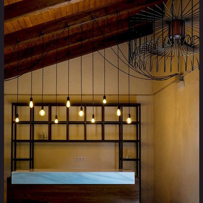 Instalación de iluminación en espacio rústico