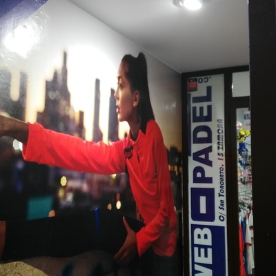 Iluminación de Cartel y entrada en tienda deportiva