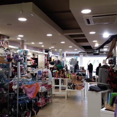 Iluminación interior de un comercio especializado en ropa, mercería y manualidades 200m
