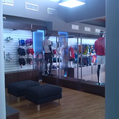 Instalación de iluminación LED en tienda de deportes