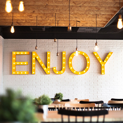 Un toque industrial con rótulos luminosos