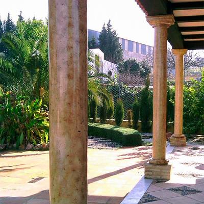 Imitación de marmol en columnas de hormigón