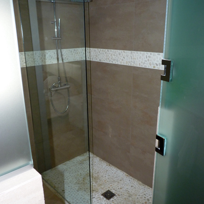 Ducha de piedras de rio blancas